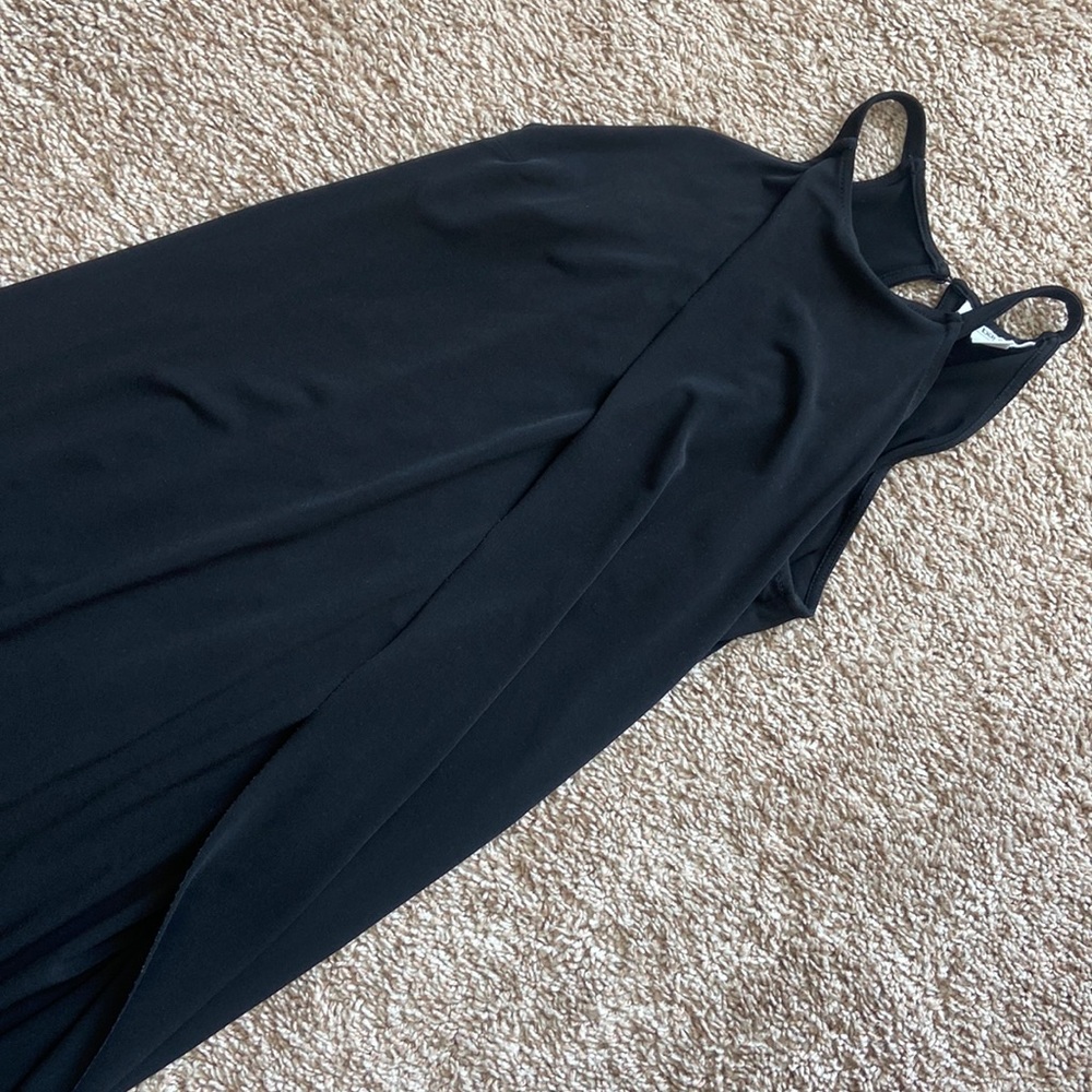 Mid-length black dress with slim fit